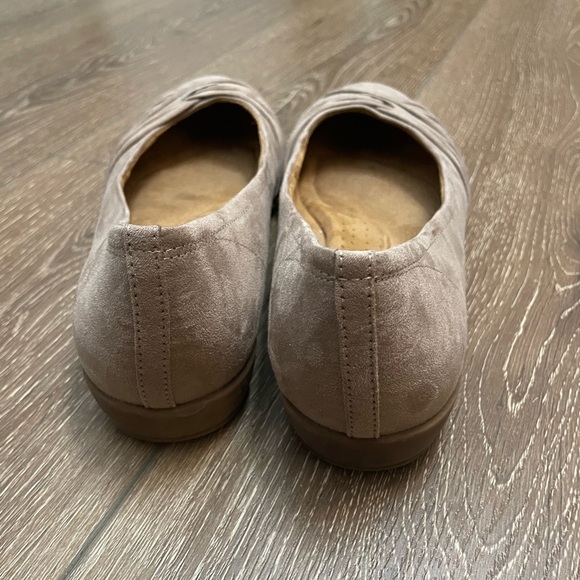 Tan faux suede ballet flats size 9.5 - Picture 4 of 7